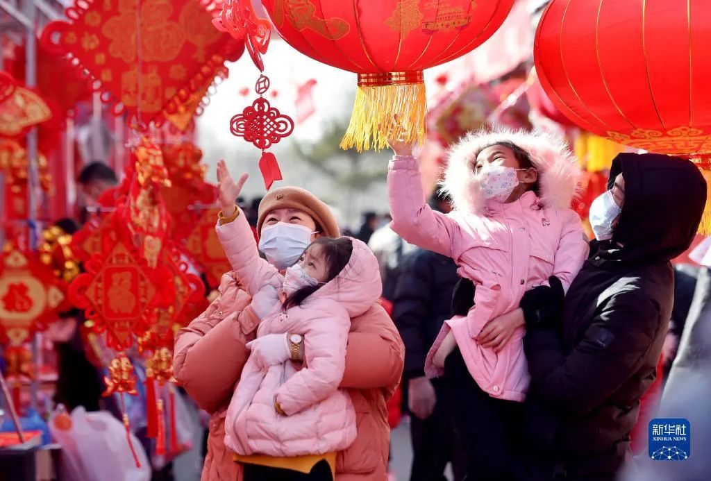 2023年1月18日,人們在河北省石家莊市正定縣的年貨大集上購置紅諜籠