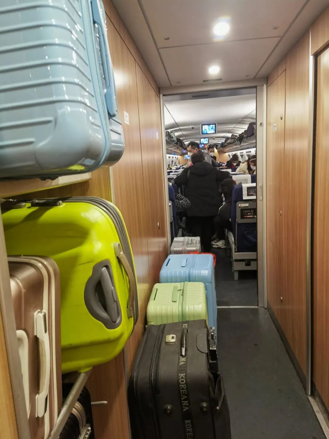 2023年1月10日,上海开往成都的一辆动车上,过道被行李占满.