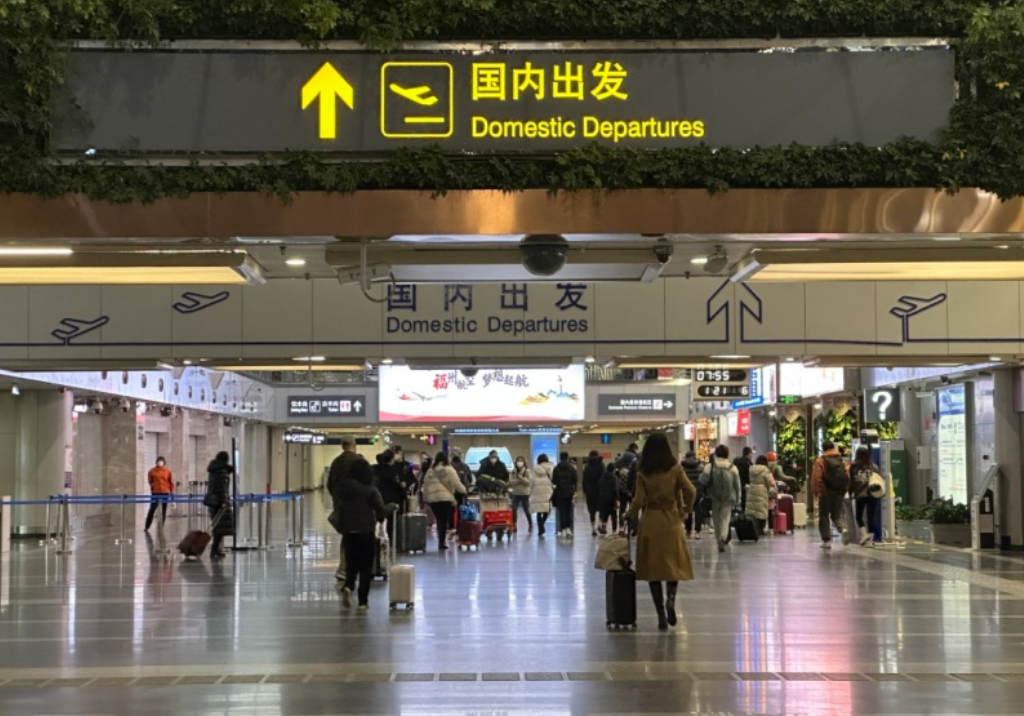 首都机场T2航站楼出发层/记者拍摄