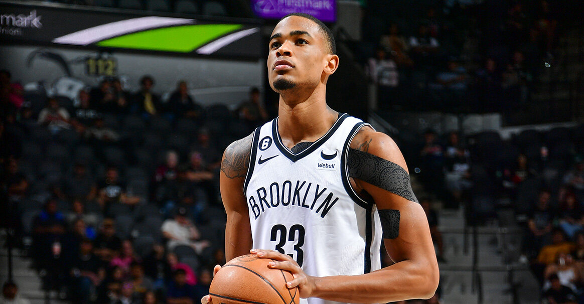 半场战罢,篮网中锋尼古拉斯-克拉克斯顿表现出色,投篮6中5,罚球2中1