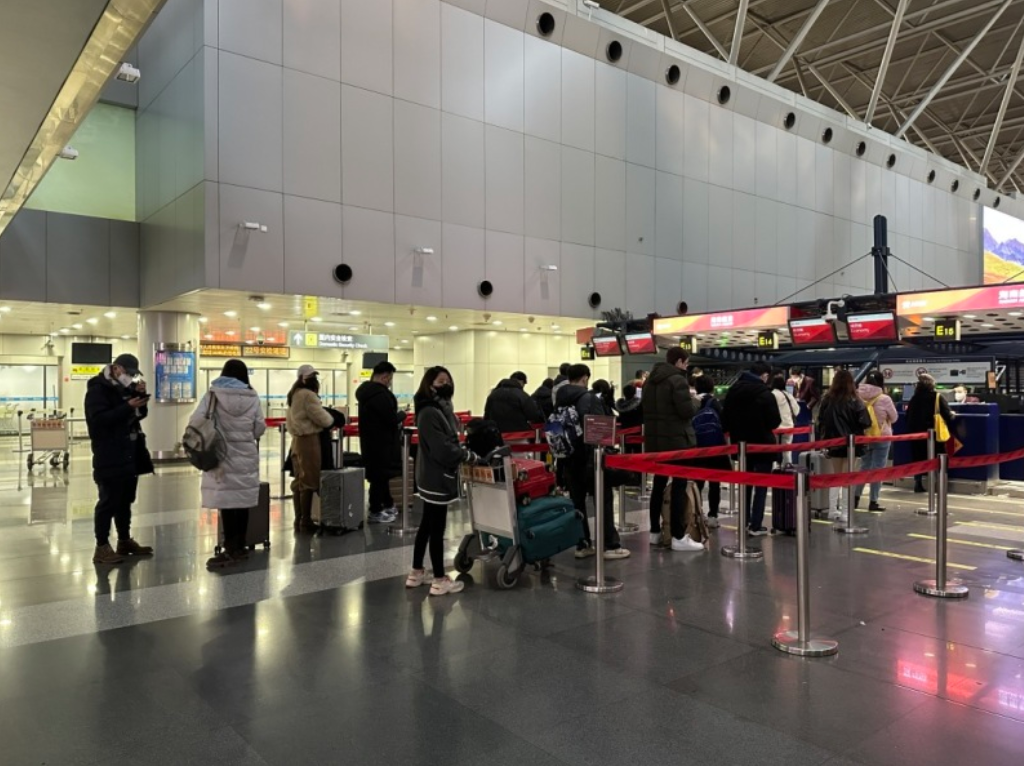 旅客排队办理值机/记者拍摄