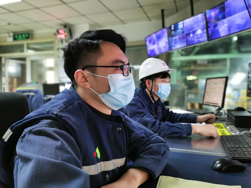 天津市新天钢冷轧薄板有限公司员工坚守岗位。（新华社记者刘惟真摄）