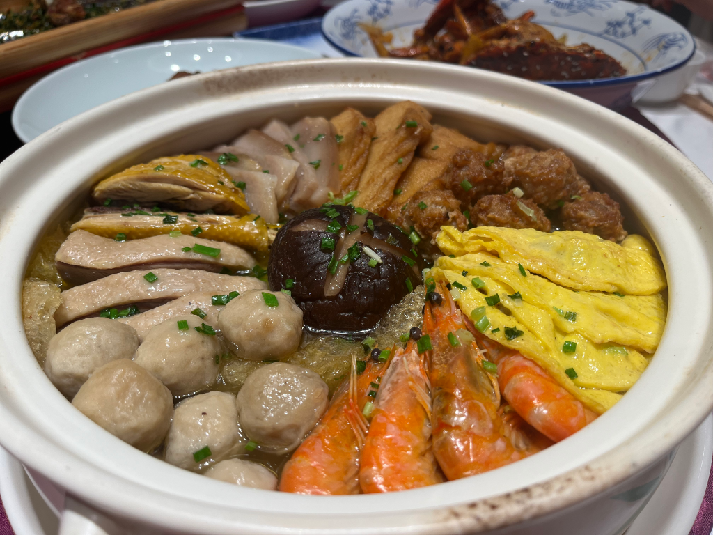 和记小菜推出的"全家福"菜肴,受到消费者欢迎.新华社记者周蕊 摄