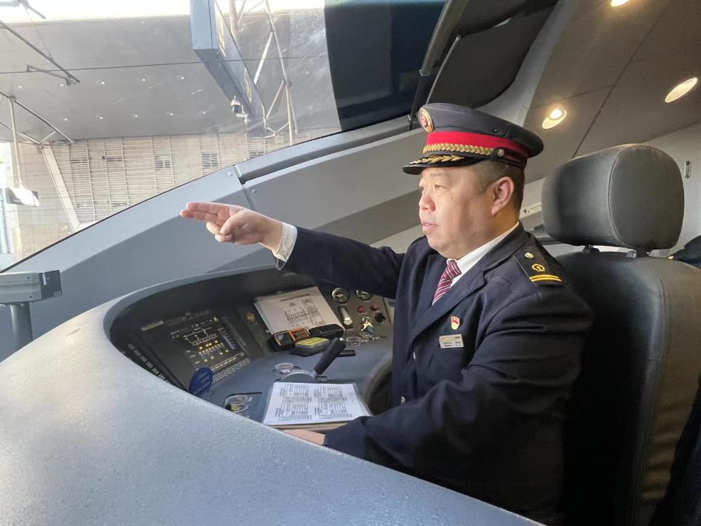 裴立臣是中国铁路北京局集团有限公司天津机务段的一名动车组司机.