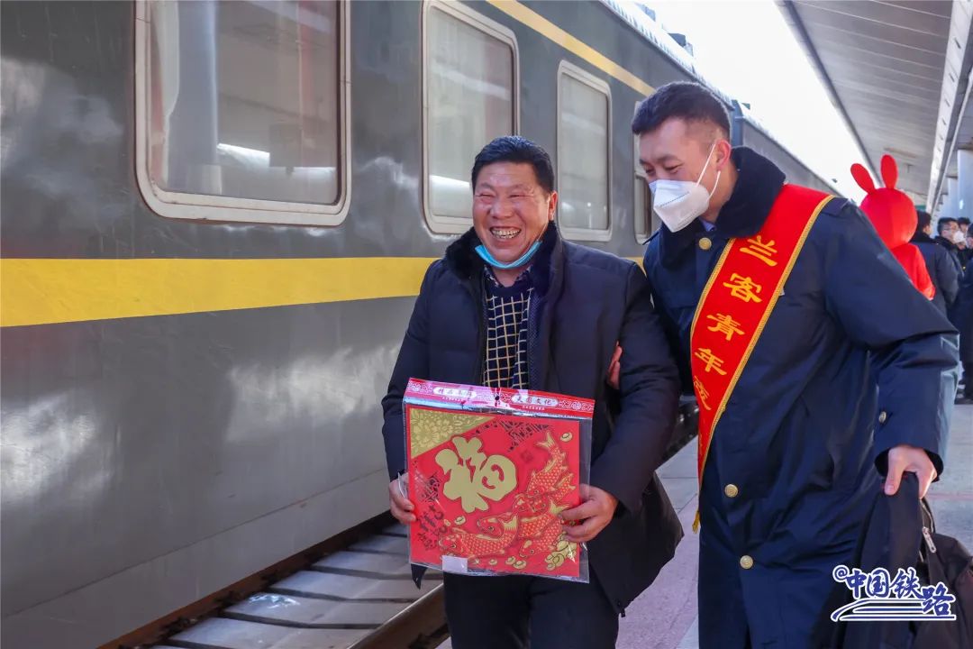 春运首日,兰州客运段为旅客送上福字,对联等新春祝福,乘务人员开展