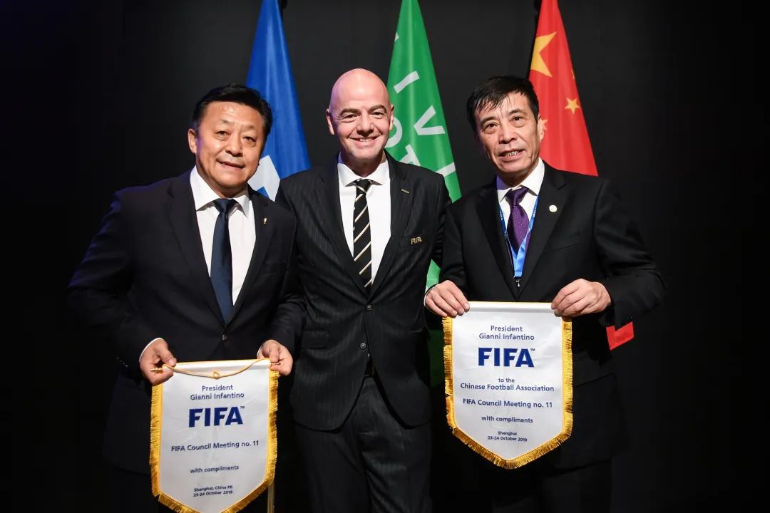 国家体育总局副局长、中国足球协会党委书记杜兆才（左）、中国足球协会主席陈戌源（右）和因凡蒂诺合影。