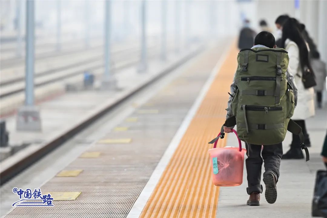 1月11日,云阳站,在云阳打工的段先生背着满满的行囊乘坐c6407次列车