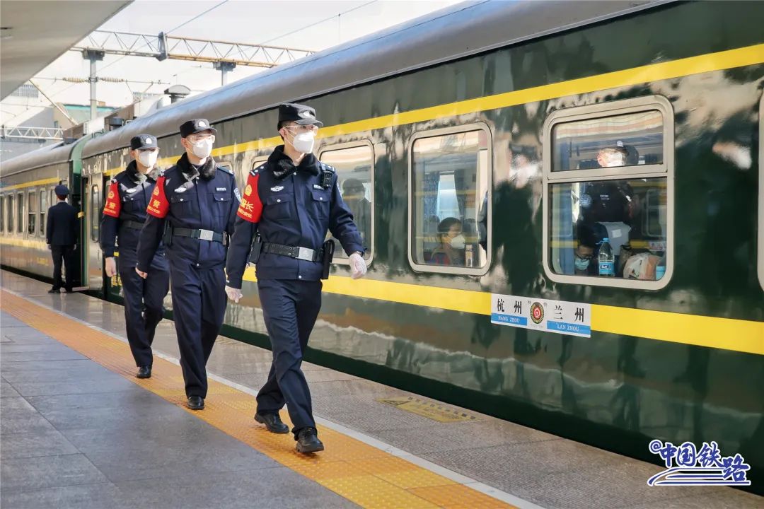 1月12日,在杭州站,杭州铁路公安处乘警支队乘警加强巡视,确保春运安全
