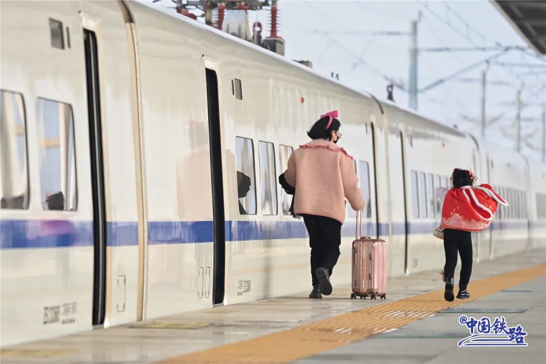 1月9日,仙桃西站,一对母女兴奋地奔向d657次动车组上车.包亮 摄