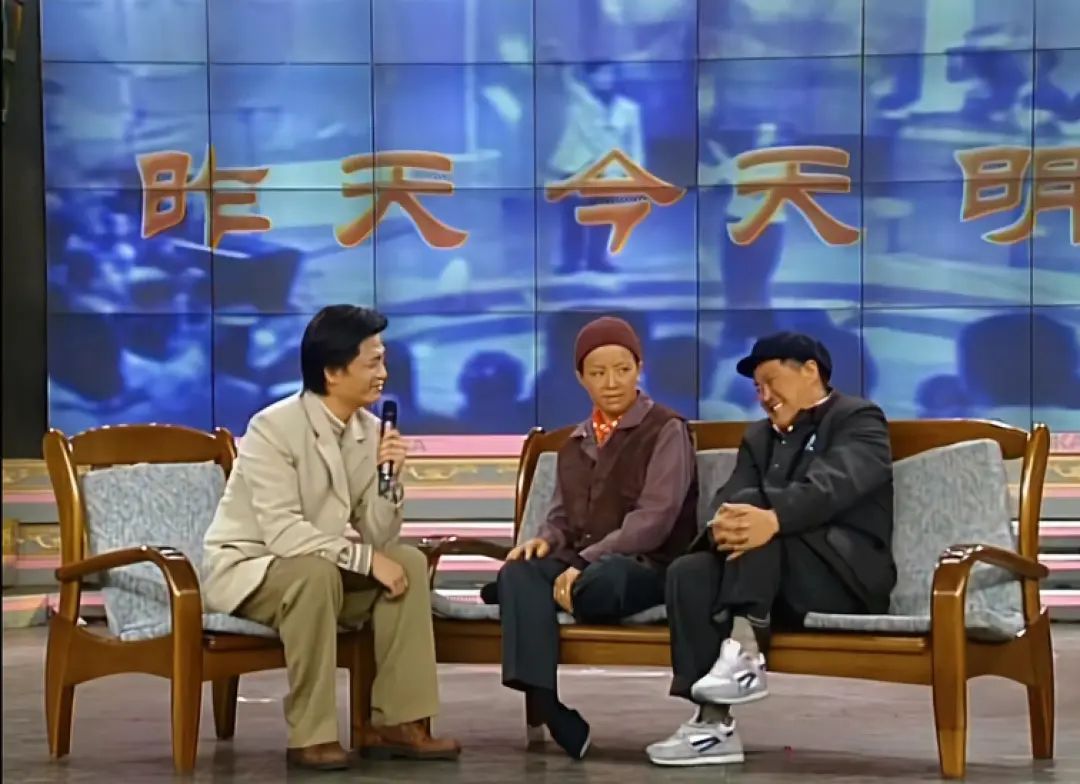 【1999年春晚真题】小品《昨天 今天 明天》中化用了以下哪首歌?