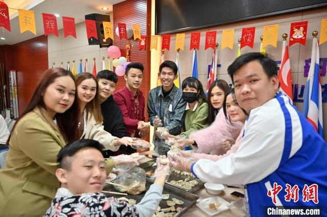图为留学生包饺子迎新春。 俞靖 摄