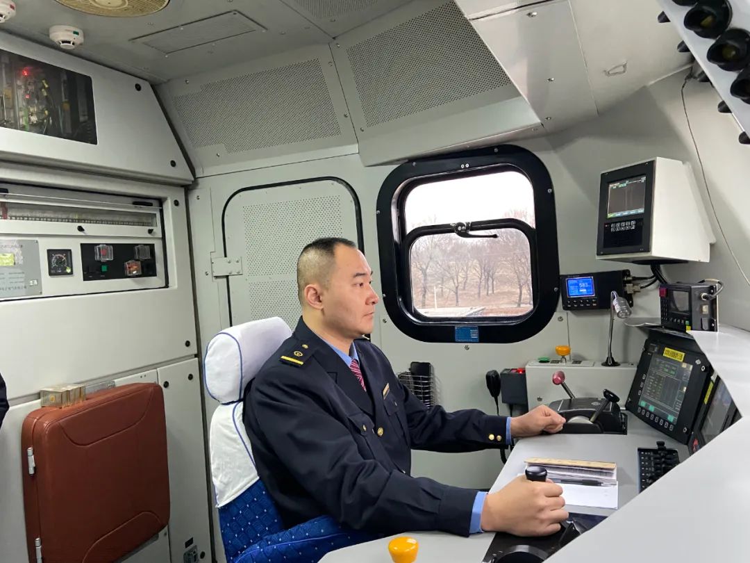 王楠驾驶73015次重载列车行驶在大秦线上。科技日报实习记者韩荣 摄