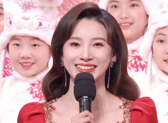 马凡舒亮相央视春晚,又一次“美上热搜”,她的私服穿搭也太卷了__财经头条