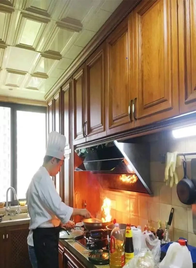 厨师在客户家中做菜 受访者供图