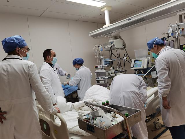 大年三十上午,李湘宁(左二)等人正在抢救室抢救脓毒症休克病人.