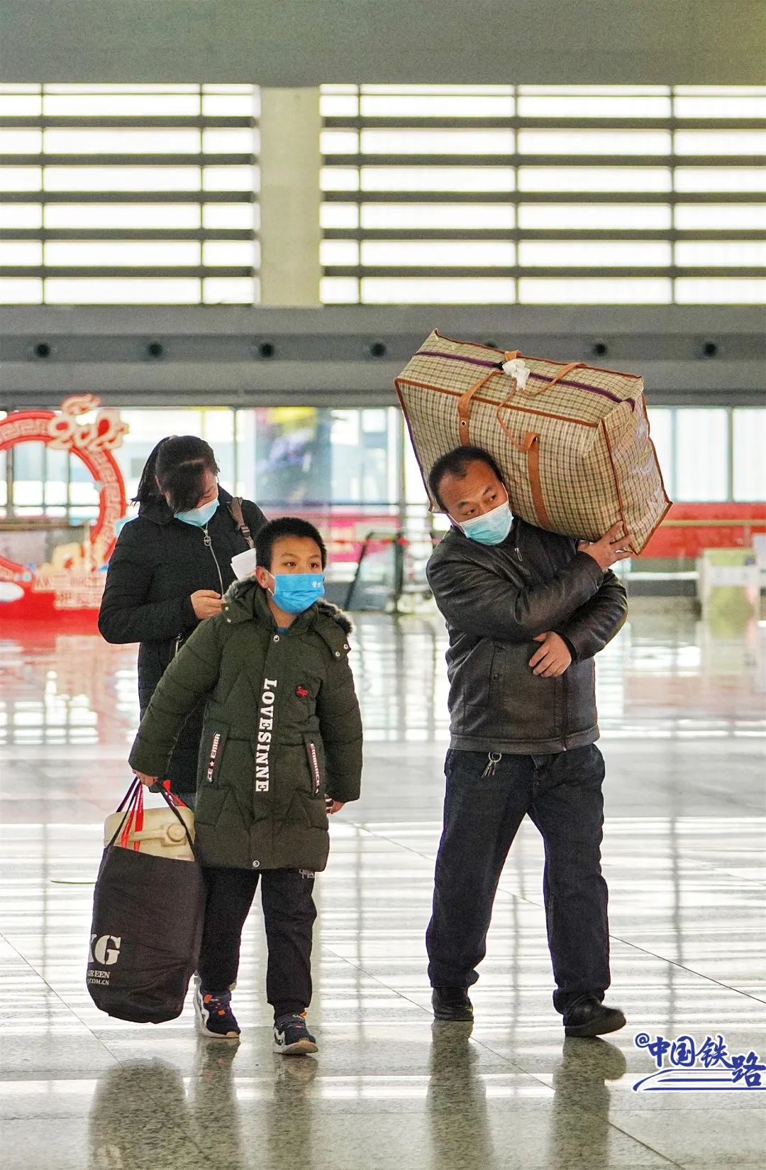 春运首日,随着疫情防控措施的优化,兰州西站迎来大批返乡旅客.