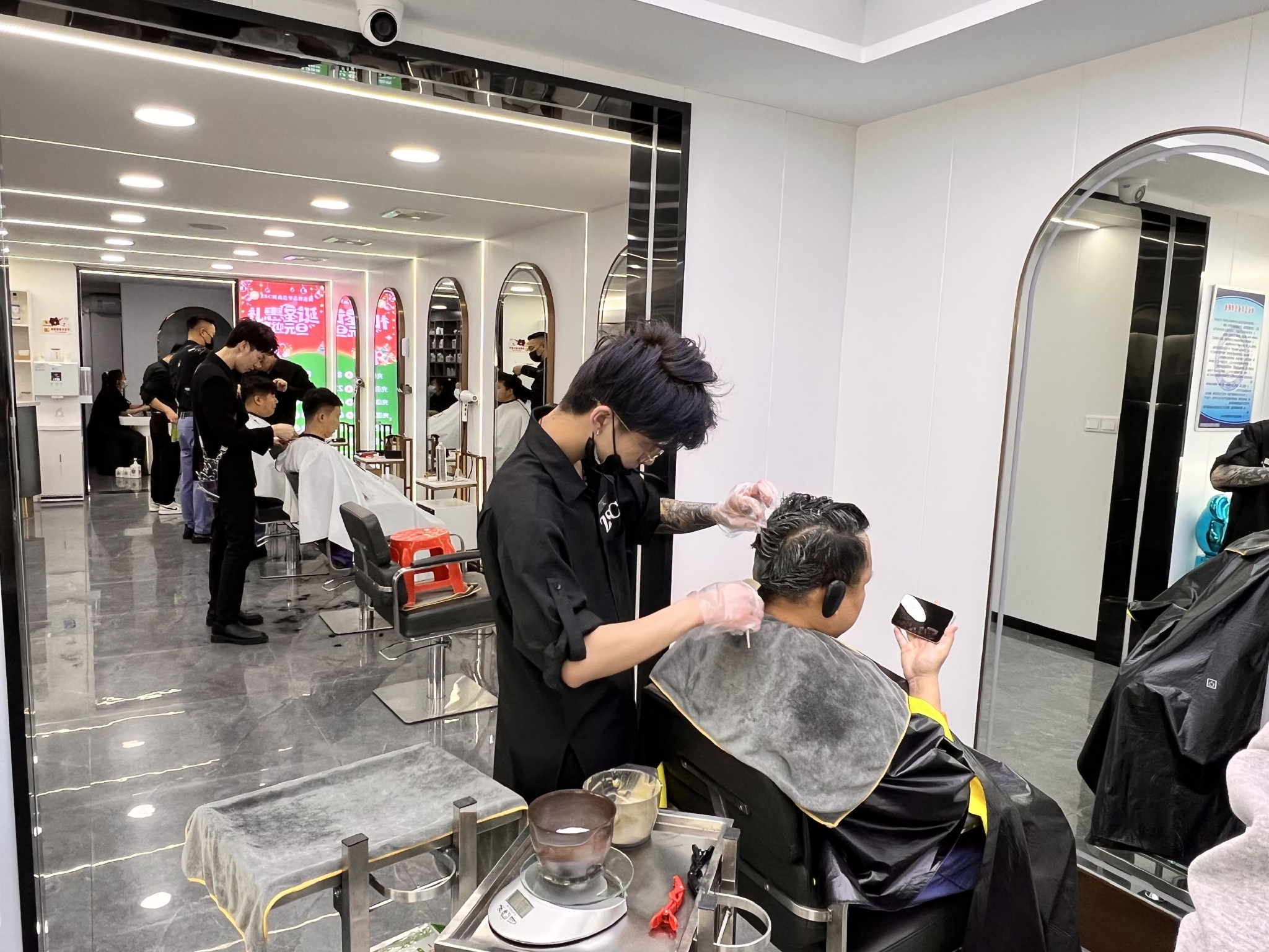 新春走基层理发师的兔年心愿