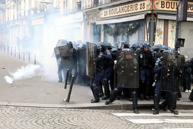 ▲当地时间2023年1月19日，法国巴黎，警察正在处置示威活动。图/视觉中国