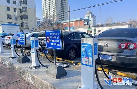 充电车位停满了燃油车 中新经纬牛朝阁摄