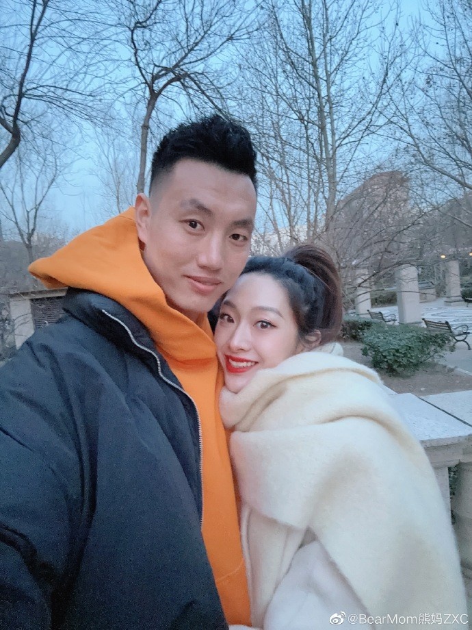 翟晓川晒与妻子合照:祝大家新年快乐 身体健康 一定成92|翟晓川