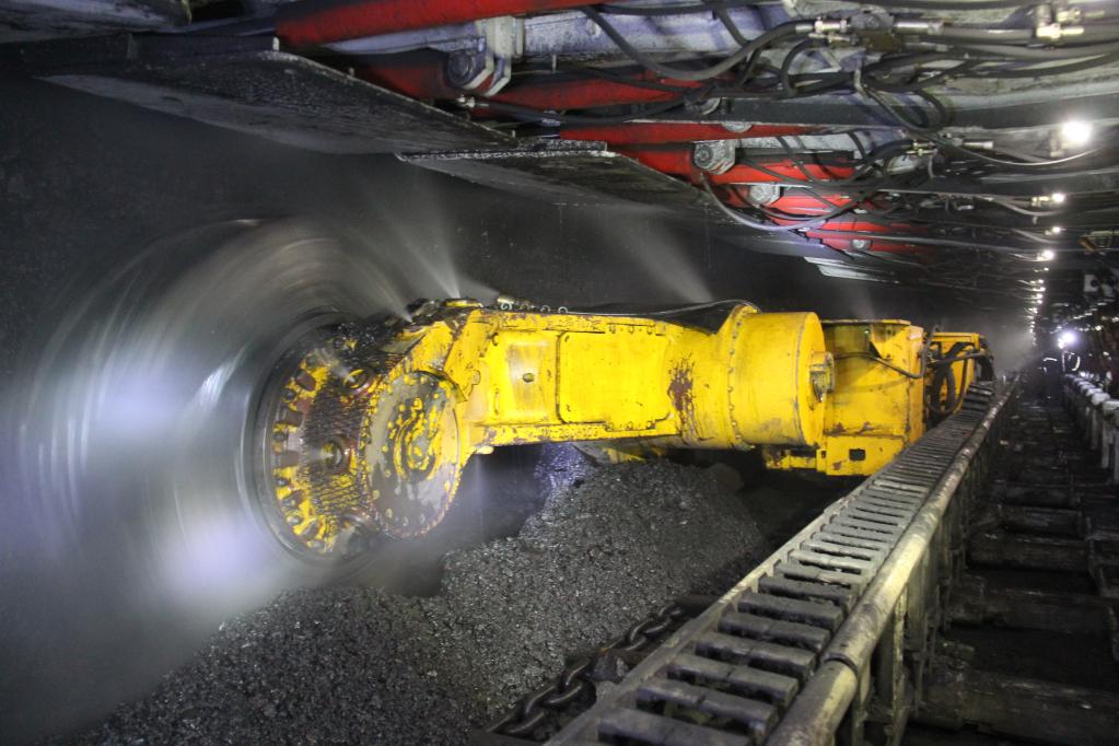 新元煤矿5g 智能化综采工作面生产场景.(受访者供图)