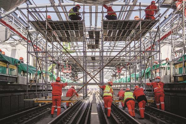 张华浜地铁站工地热火朝天 本报记者 陈梦泽 摄