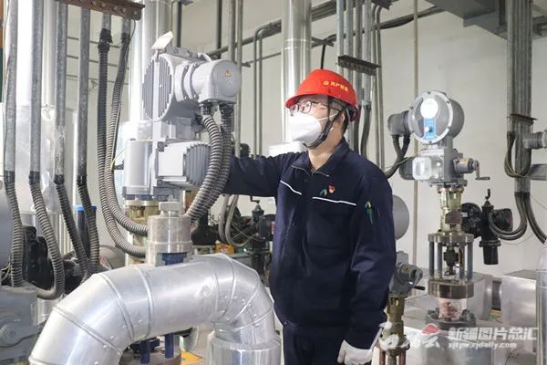 新疆中泰化学阜康能源有限公司员工正对生产装置进行巡检检查。图由中泰集团提供