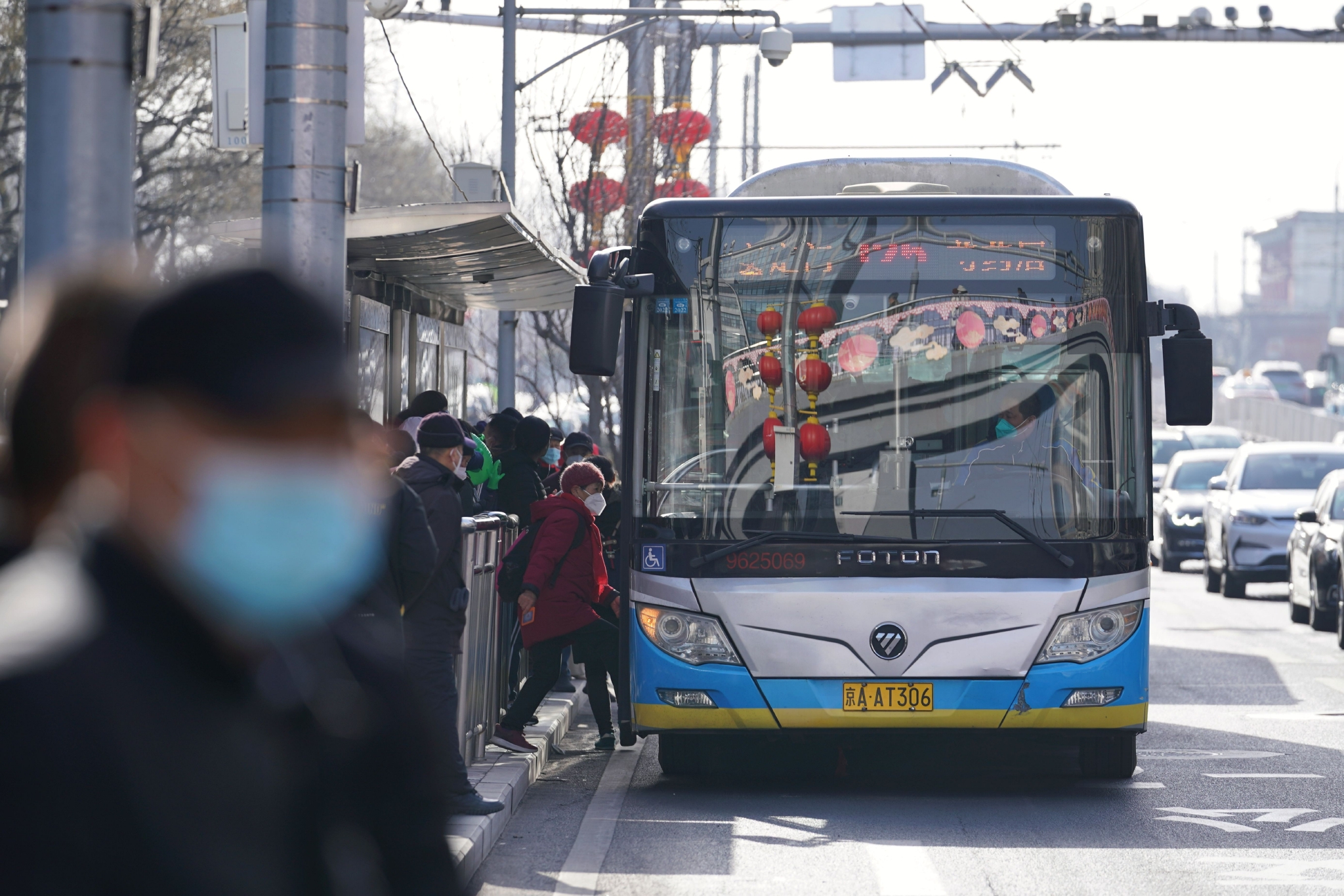 地坛西门公交站,乘客正排队候车.新京报记者 王贵彬 摄