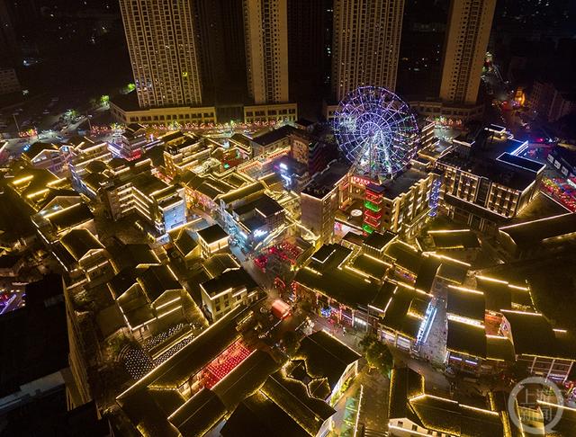 重庆南川:春节灯饰扮靓古镇