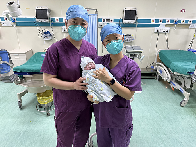 在复旦大学附属妇产科医院杨浦院区降生的首个“兔宝宝”，也是个男宝，叫柚柚。