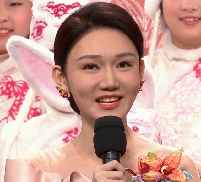 春晚主持人状态比拼!马凡舒撞脸李思思,新人王嘉宁假睫毛抢镜|马凡舒|王嘉宁|撒贝宁_新浪新闻