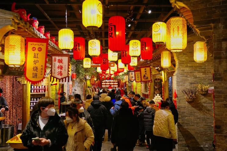 市民在“唐山宴”的小吃档口购买食物。(受访者供图)