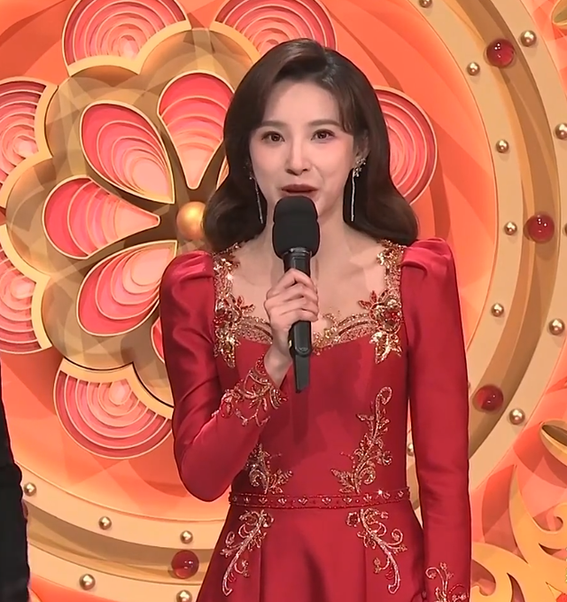 春晚主持人状态比拼!马凡舒撞脸李思思,新人王嘉宁假睫毛抢镜|马凡舒|王嘉宁|撒贝宁_新浪新闻