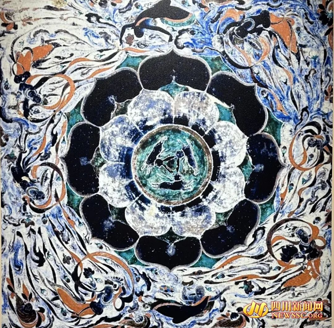 莲花飞天藻井壁画》兔在壁画中常具有十分特殊的譬喻,敦煌莫高窟壁画