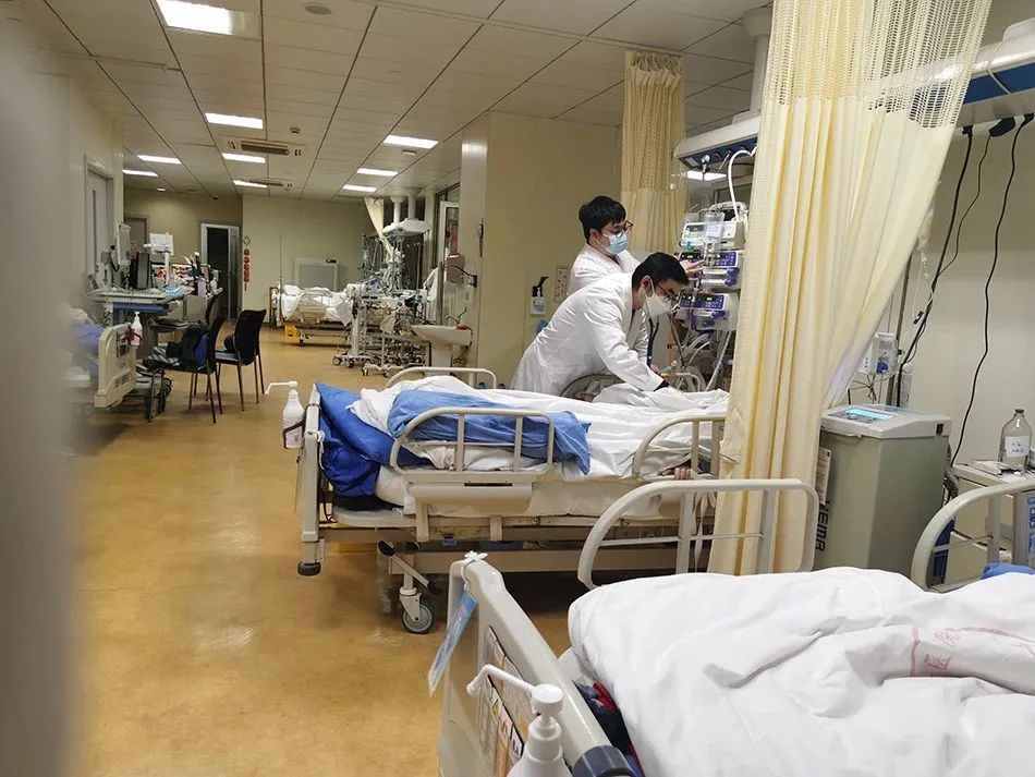 除夕夜,上海市同济医院呼吸科监护病房.本文图片均为受访者提供