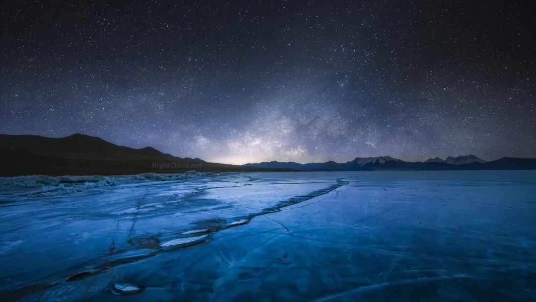 银河初升蓝冰上夜空中国