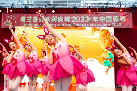 1月21日，演员在荷兰海牙市政厅表演舞蹈。新华社发（西尔维娅&middot;莱德雷尔摄）