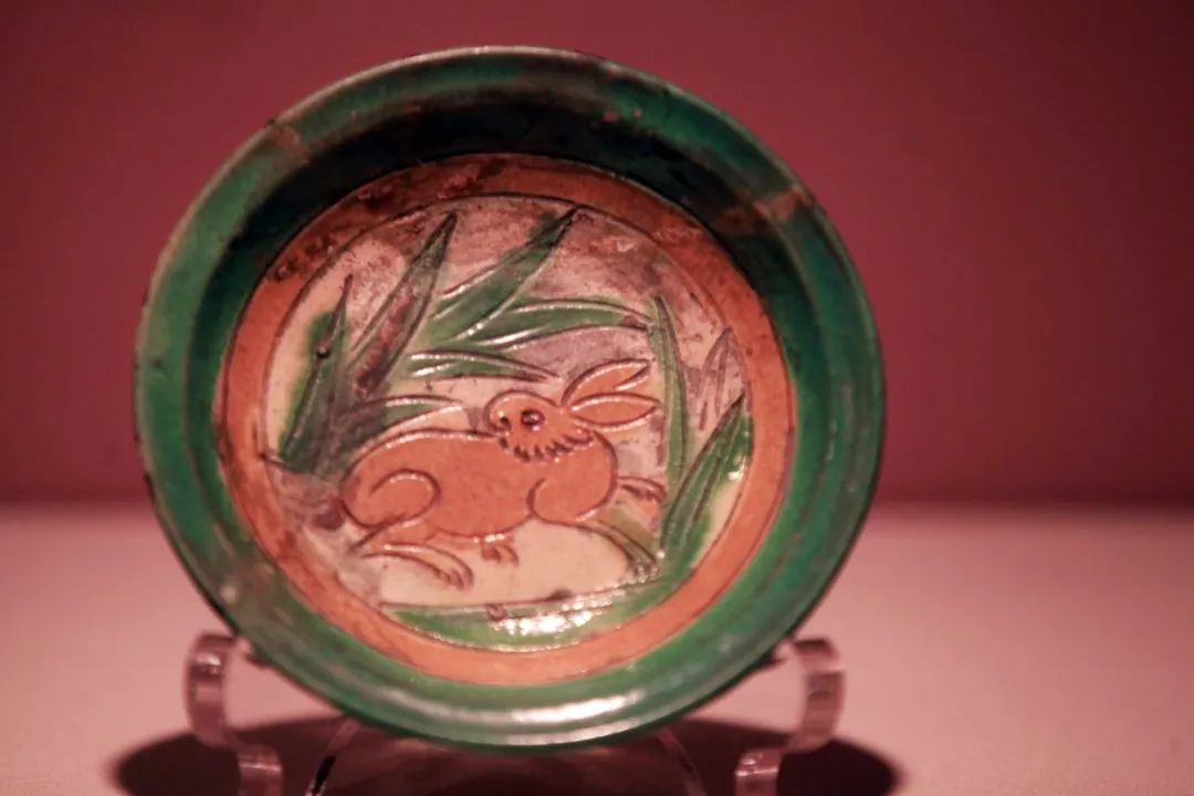 辽 陶 三彩釉兔纹碟