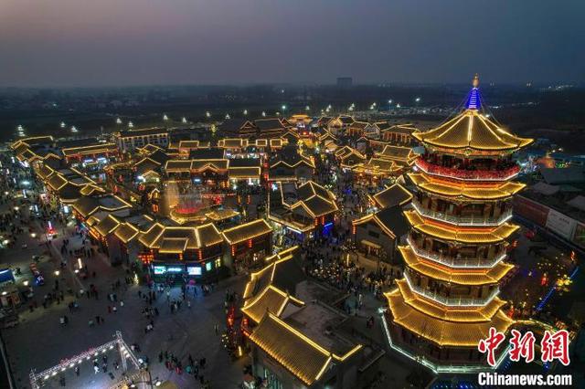 (新春走基层)夜拍漯湾古镇:华灯璀璨迎新年__财经头条