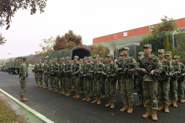 当我们开开心心地过年时,看看人民子弟兵在忙什么
