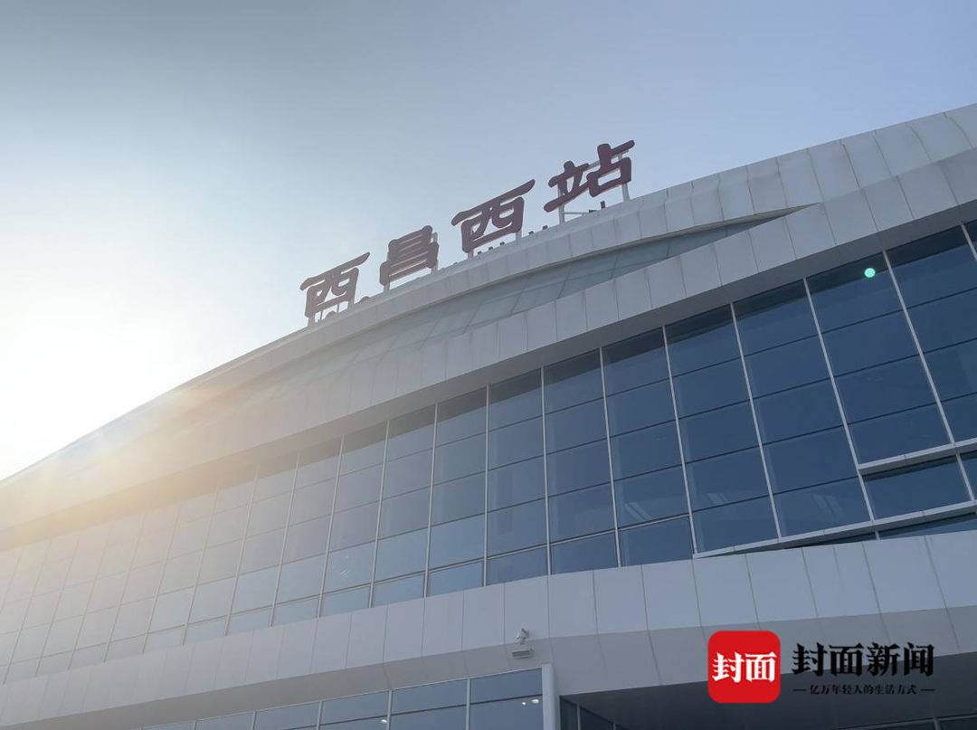 新成昆铁路全线通车后首个春运 西昌西站售票员吉作依洛的ab面丨新春