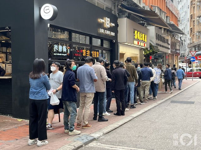 兩餸飯门店外的长队