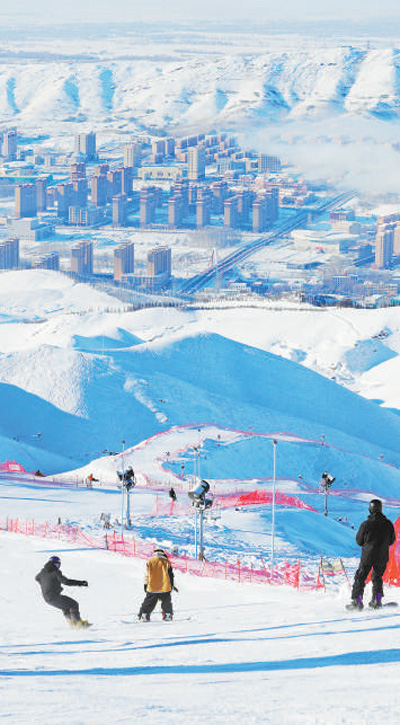大年初一，滑雪爱好者在新疆阿勒泰市将军山滑雪场滑雪。 阿尔达克·拜斯汗摄（影像中国）