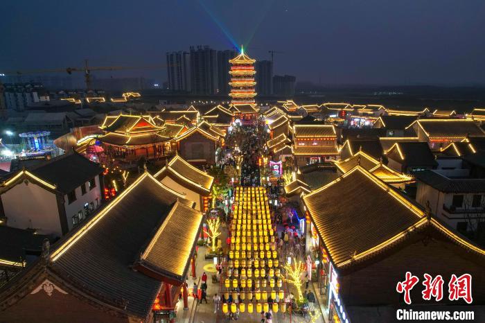 (新春走基层)夜拍漯湾古镇:华灯璀璨迎新年|航拍_新浪新闻