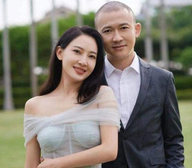 聂远春节喜迎二胎,给二宝穿红裙子暗示是女孩,怀抱小女儿好温馨