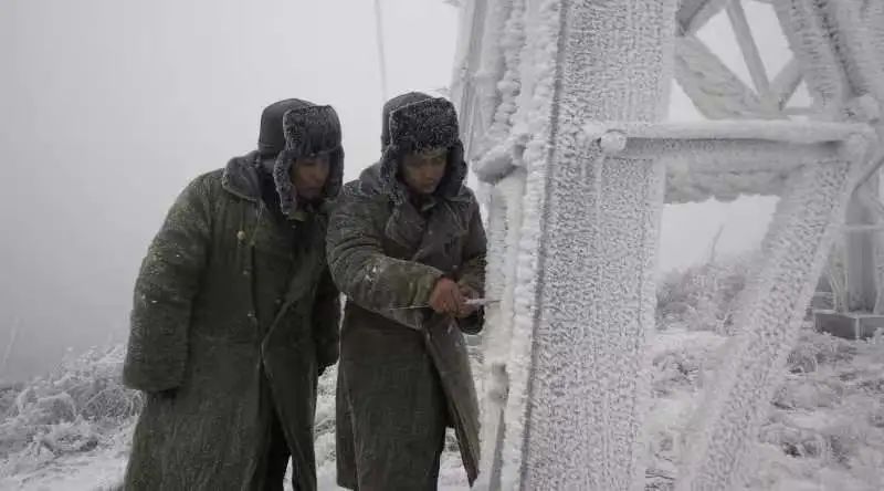 尹斌和刘昌武在110千伏西公线03号观冰点观测线路融冰状态。