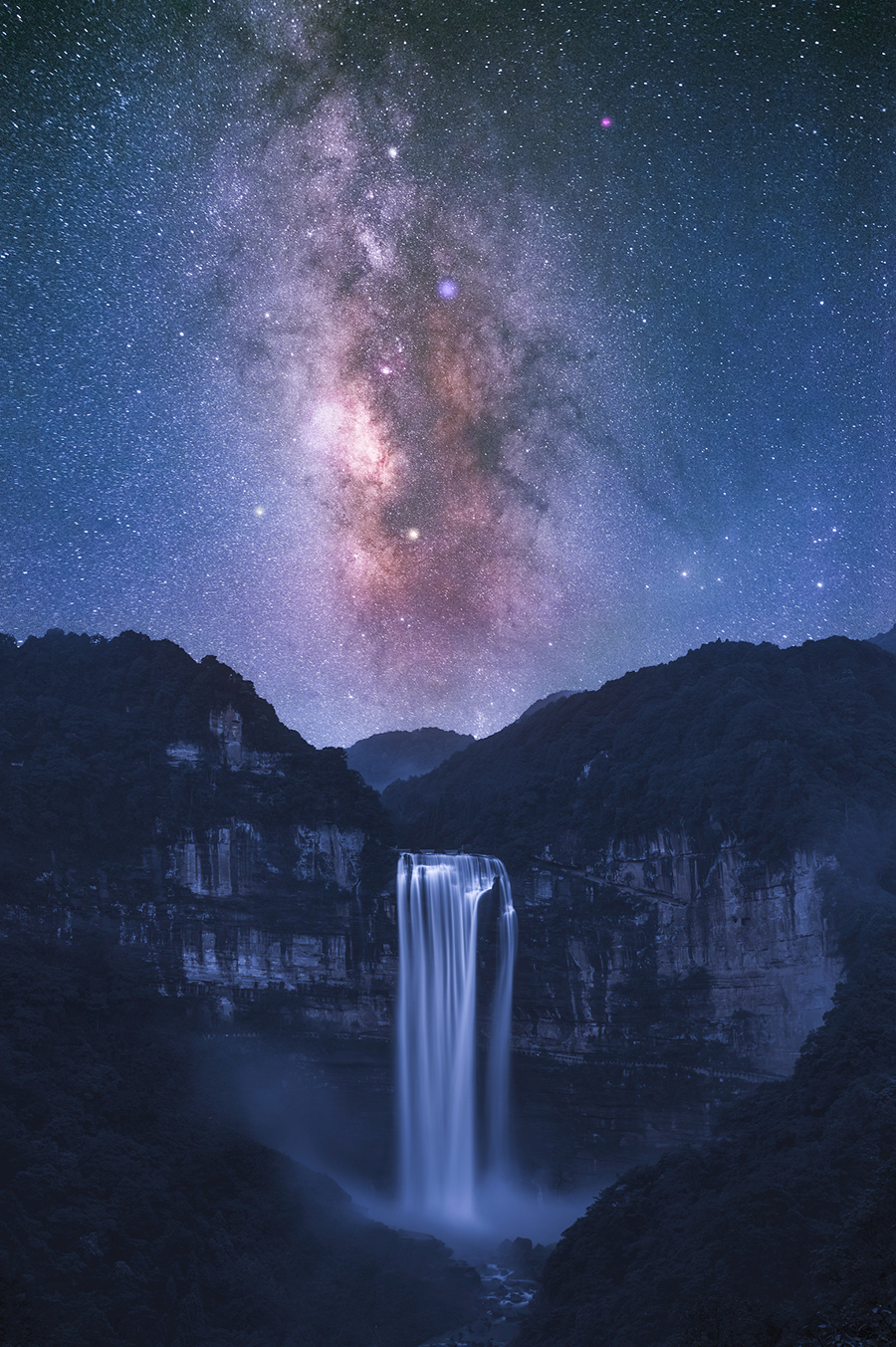 李显放 摄《寻楼者》 王超 摄《夜色》许成兵 摄《渝中半岛黎明》朱新