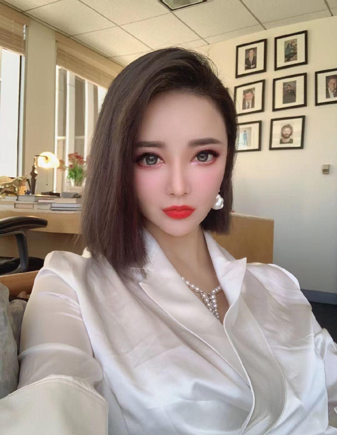 刘雨欣与众星美国过年，穿万元奢侈装胸口大开，被指整太狠像假人