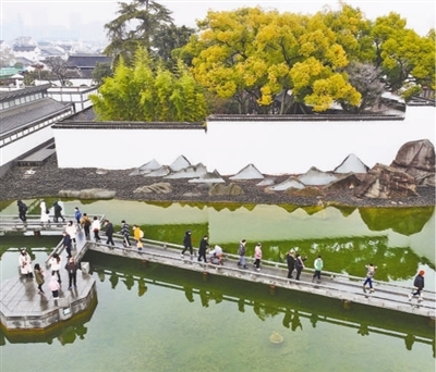 大年初一，游人在江苏苏州博物馆山水庭园畅游。 王建中摄（影像中国）