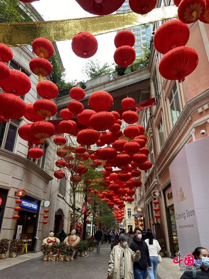 新闻中心新春走基层｜香港：春节氛围浓厚 游人络绎不绝